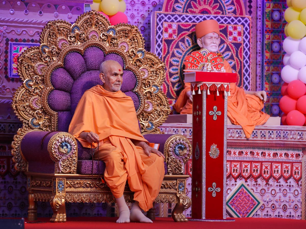 Swamishri observes the Bal Din program