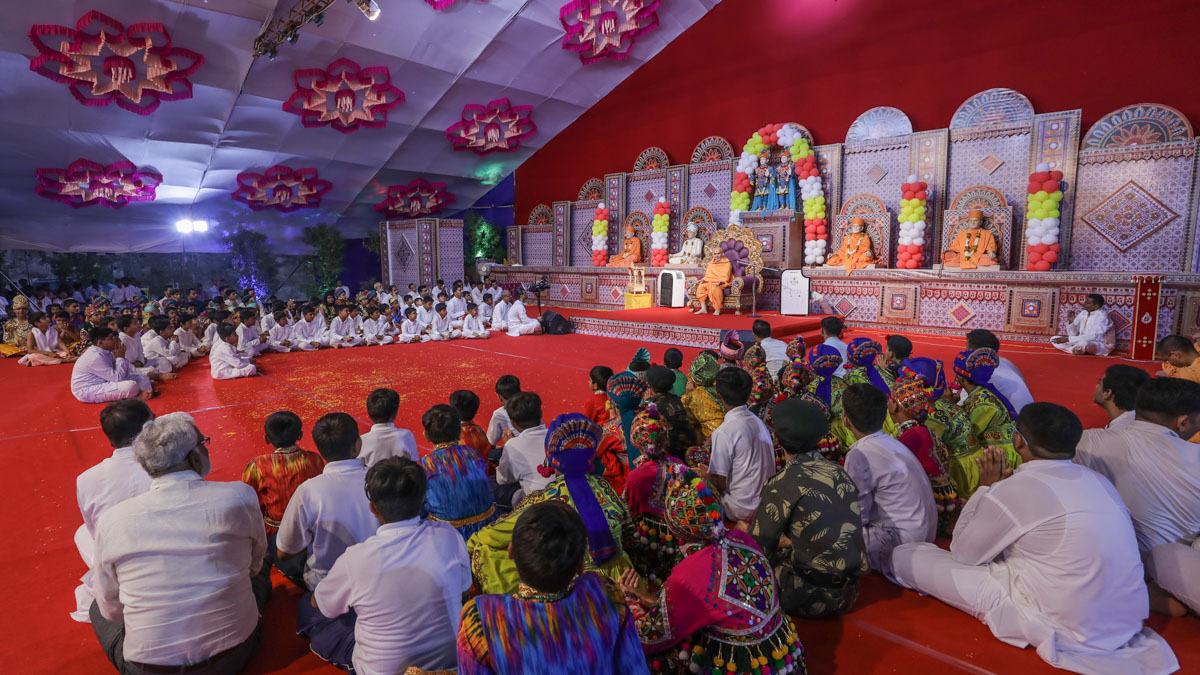 Swamishri blesses the Bal Din assembly