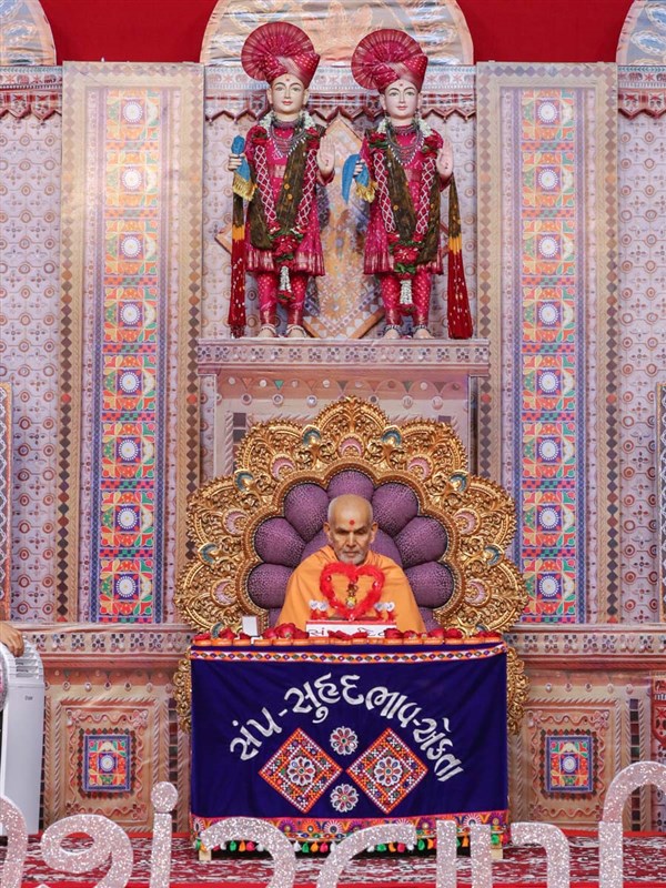 Param Pujya Mahant Swami Maharaj performs his morning puja