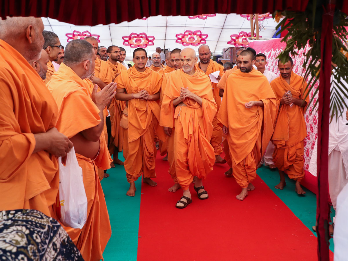 Swamishri greets sadhus with 'Jai Swaminarayan'