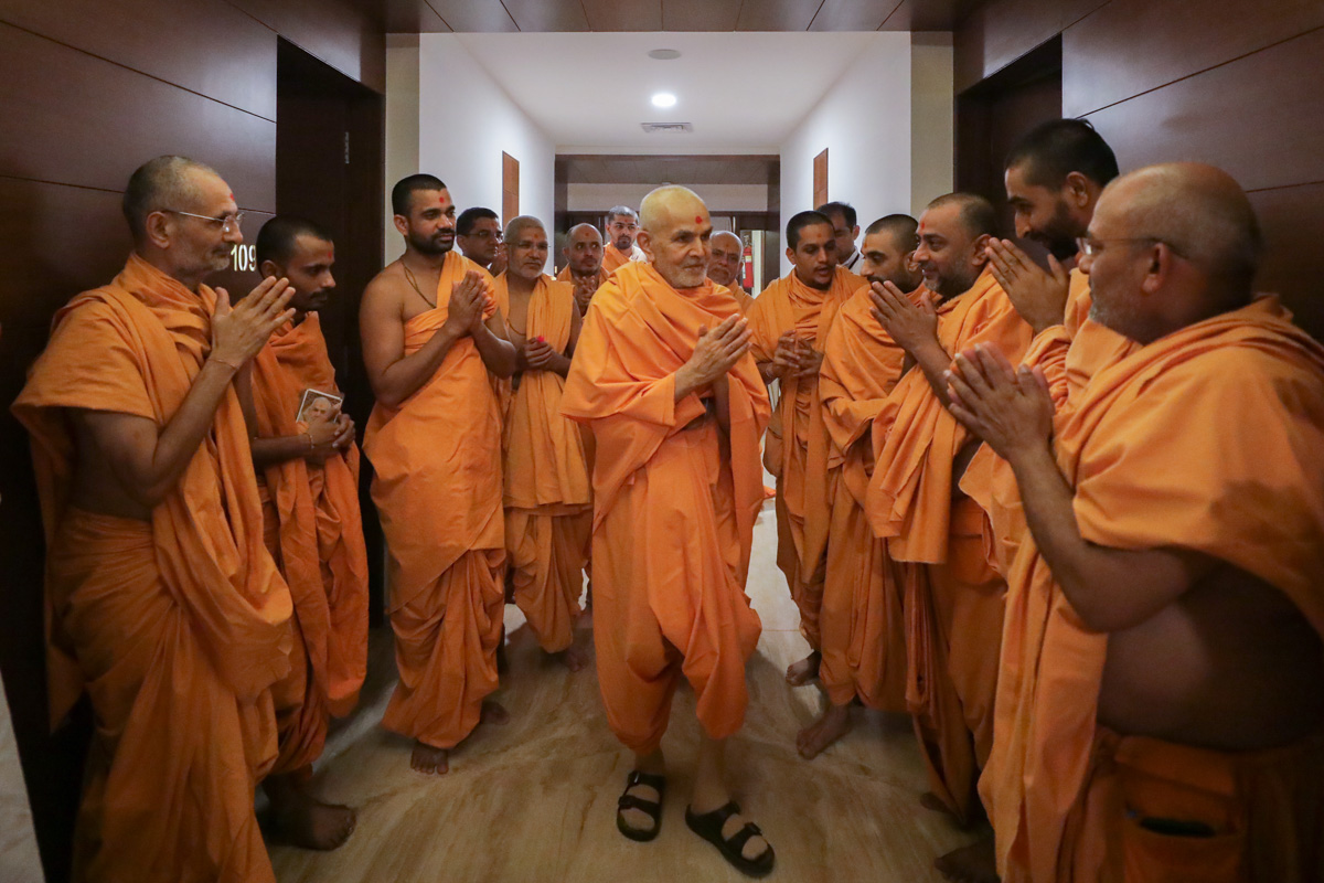 Param Pujya Mahant Swami Maharaj greets sadhus with 'Jai Swaminarayan', Bhuj