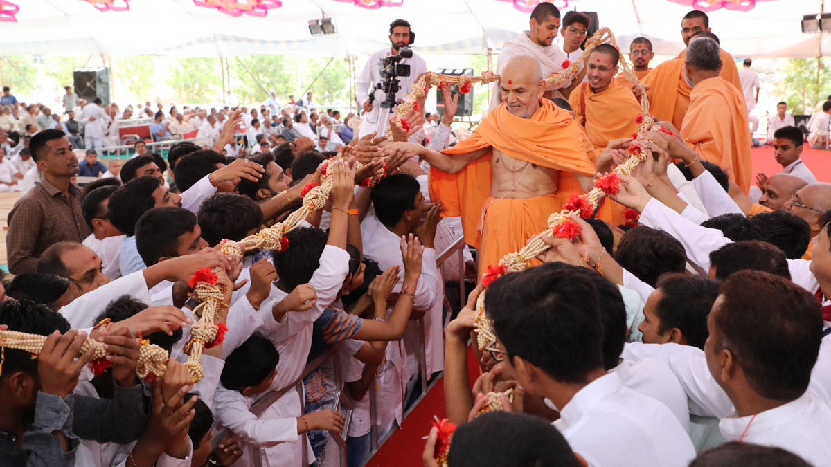 Devotees honor Swamishri with a grand garland of malas