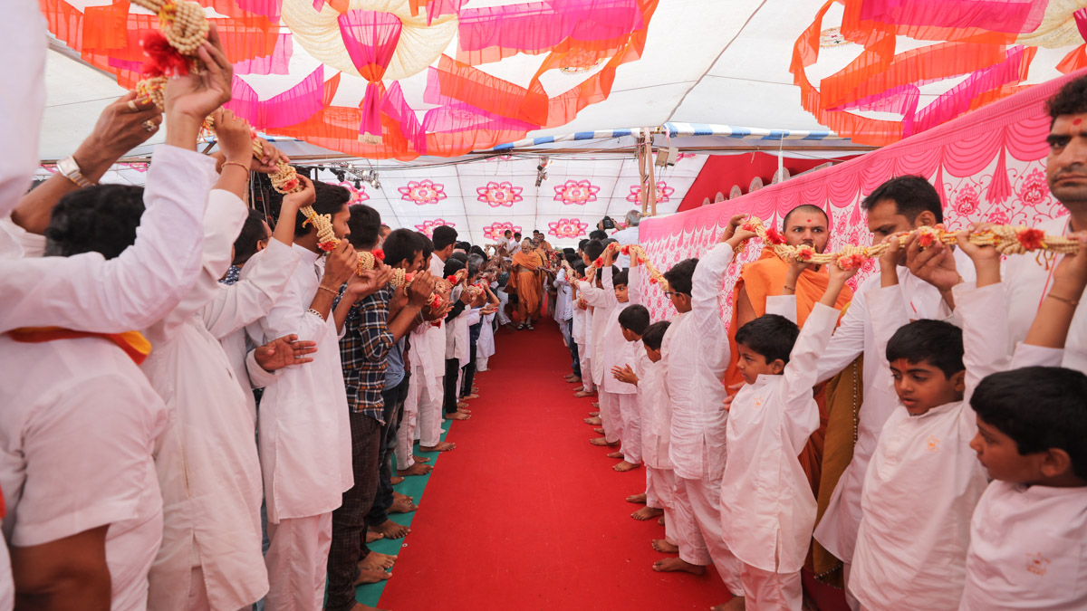 Devotees honor Swamishri with a grand garland of malas