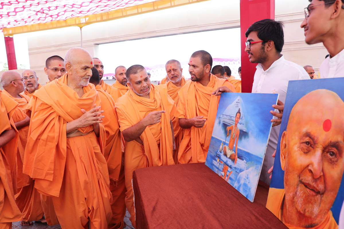 Swamishri observes paintings