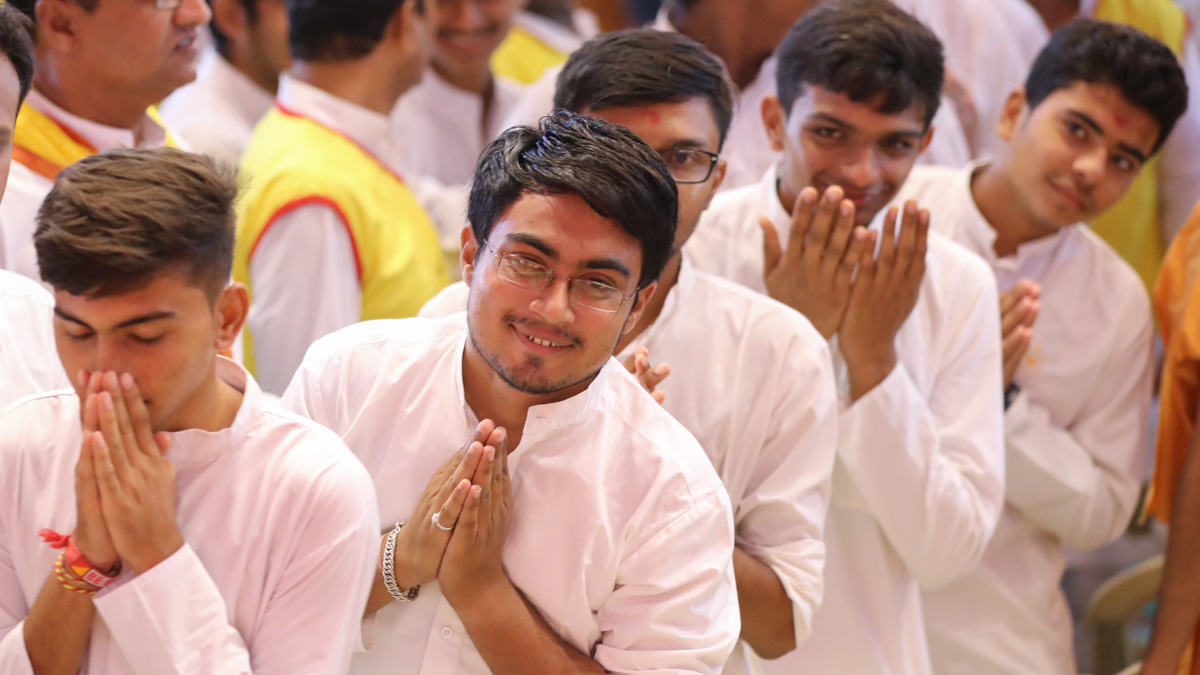 Youths doing samip darshan of Swamishri