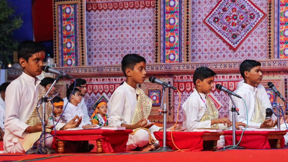 Children recite shlokas in Swamishri's morning puja