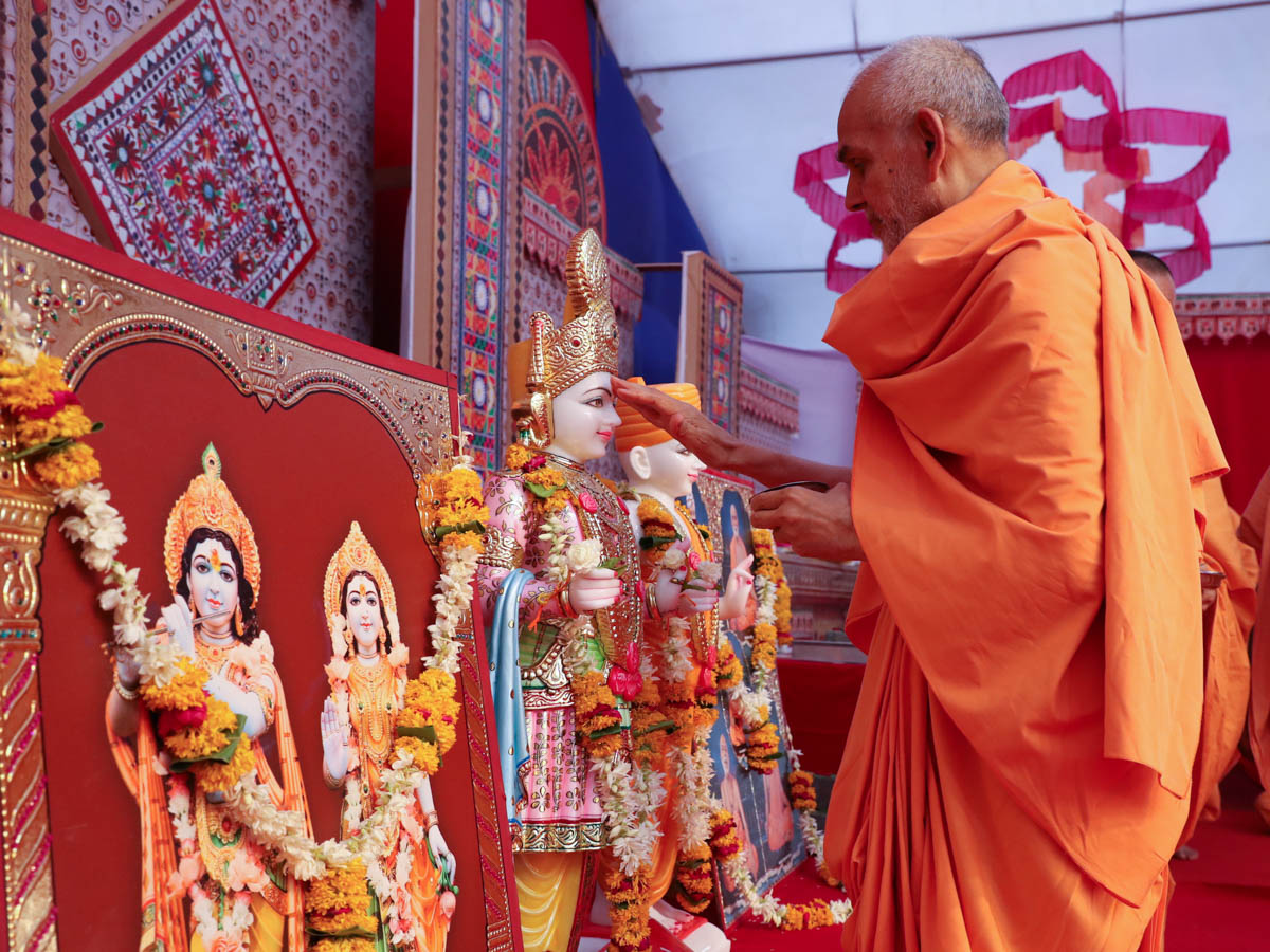 Swamishri  performs pujan of murtis