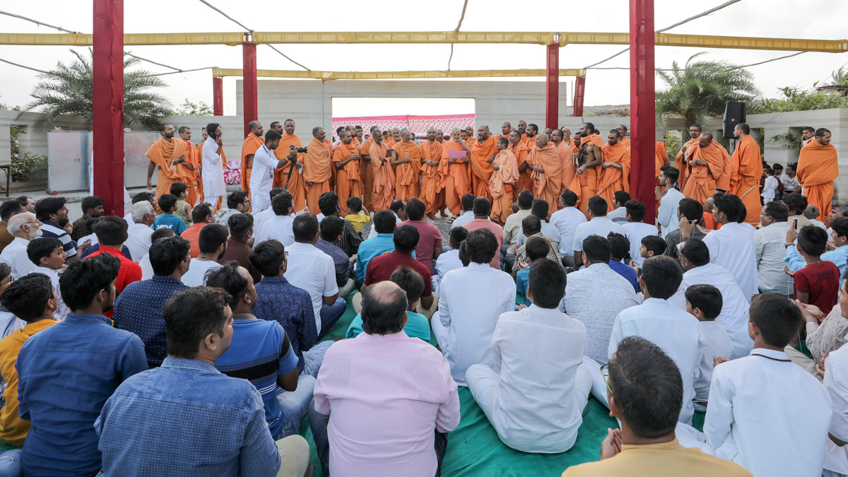 Swamishri give vartman mantra to devotees