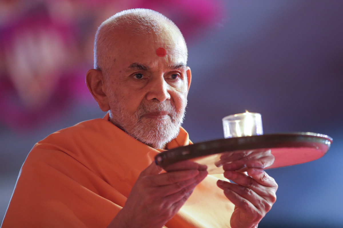 Param Pujya Mahant Swami Maharaj performs the morning arti, Bhuj