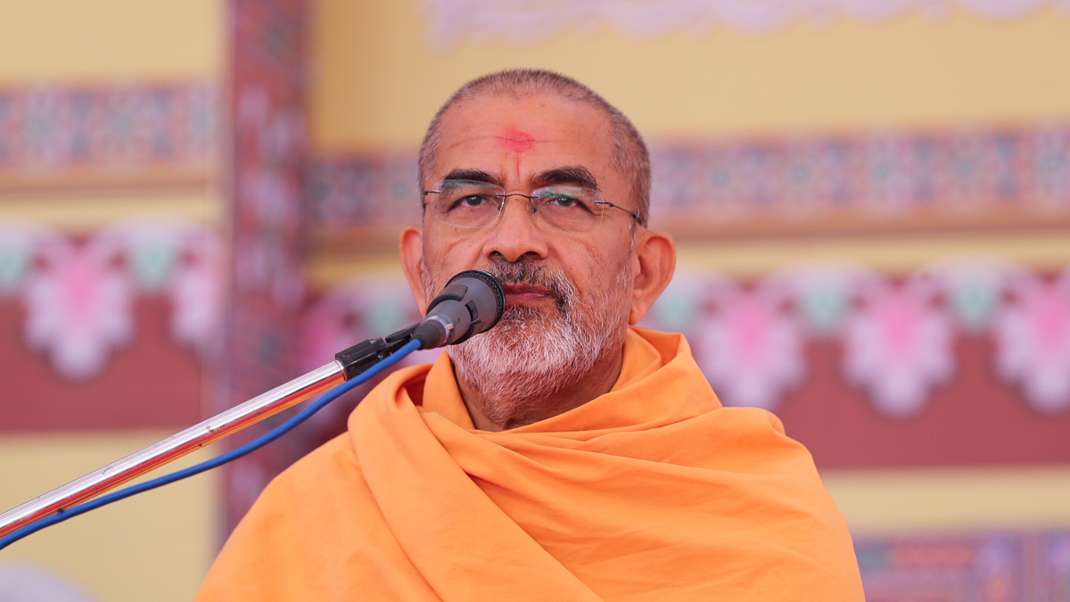 Brahmadarshan Swami addresses the evening satsang assembly, Mandvi