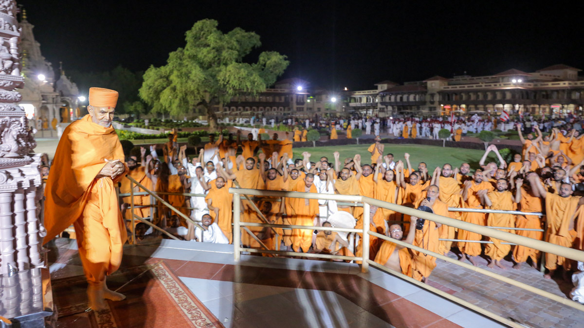 Swamishri performs pradakshina of Brahmaswarup Pramukh Swami Maharaj's samadhi