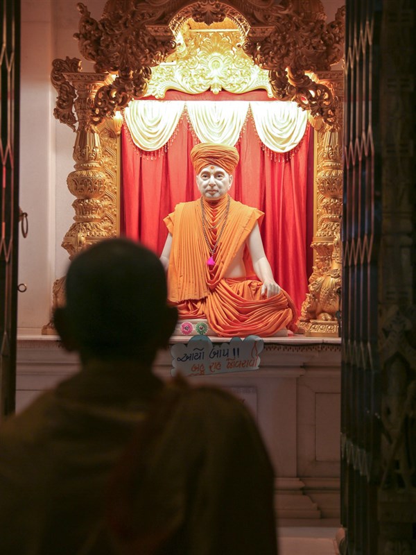 Swamishri engrossed in the darshan of Brahmaswarup Pramukh Swami Maharaj