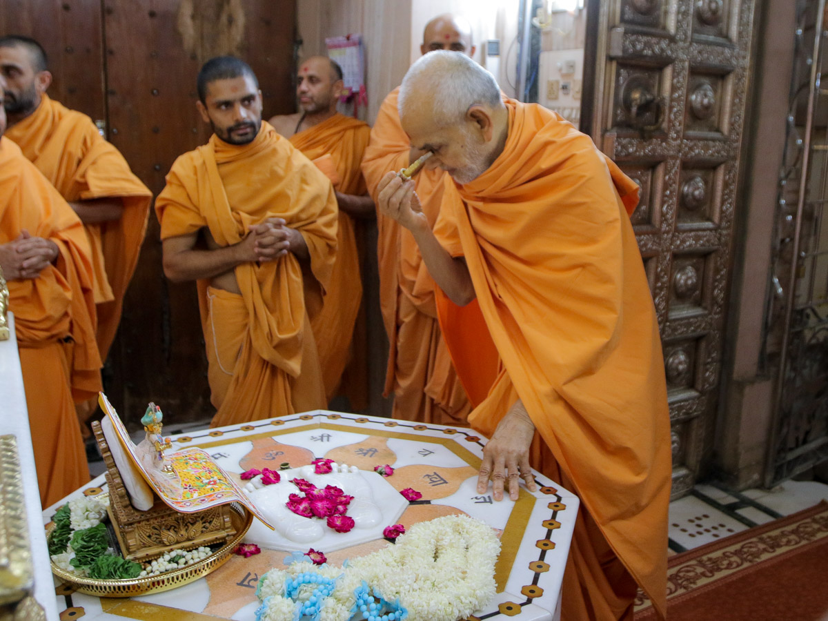 Swamishri engrossed in darshan at Shri Yagnapurush Smruti Mandir