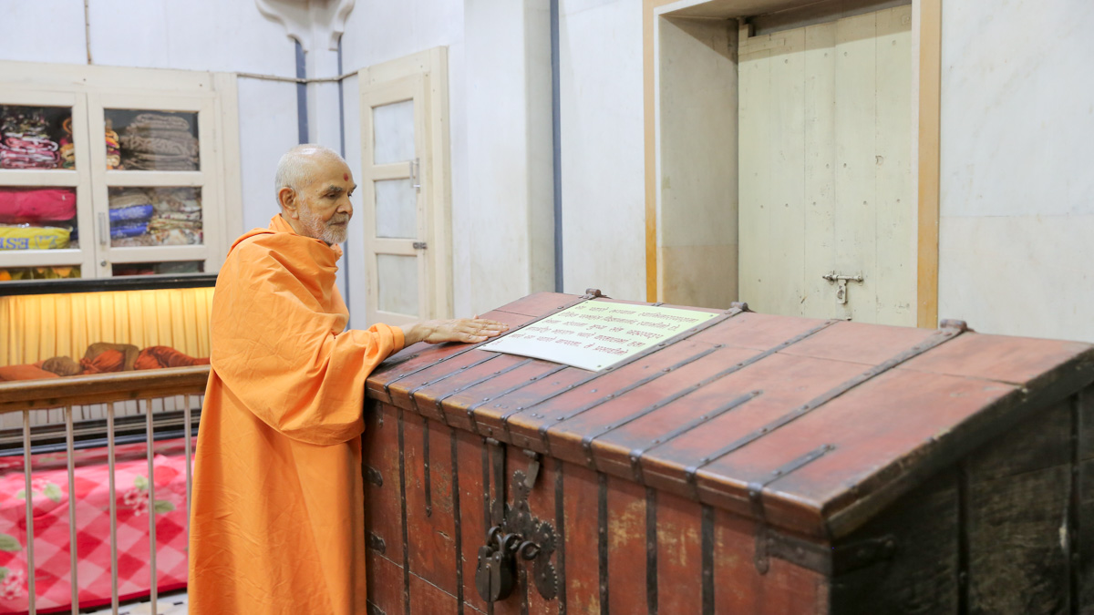 Swamishri engrossed in darshan in the Rang Mandapam