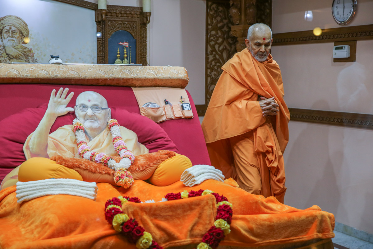 Param Pujya Mahant Swami Maharaj doing darshan of Brahmaswarup Pramukh Swami Maharaj's room