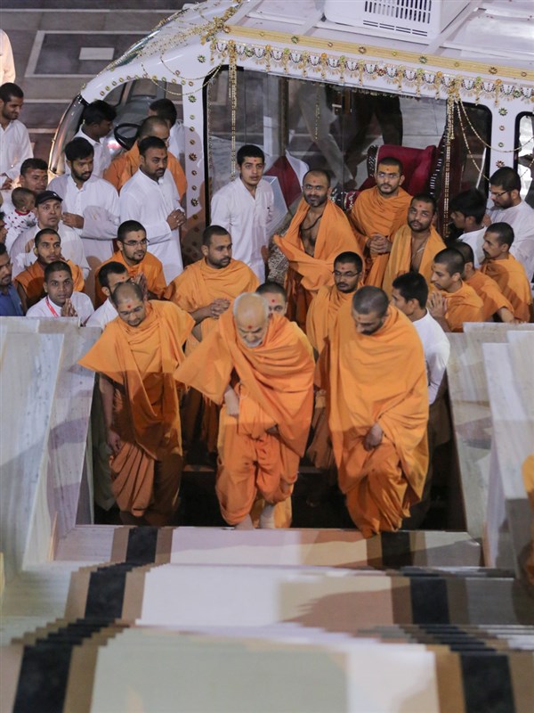Swamishri arrives for morning darshan of Thakorji