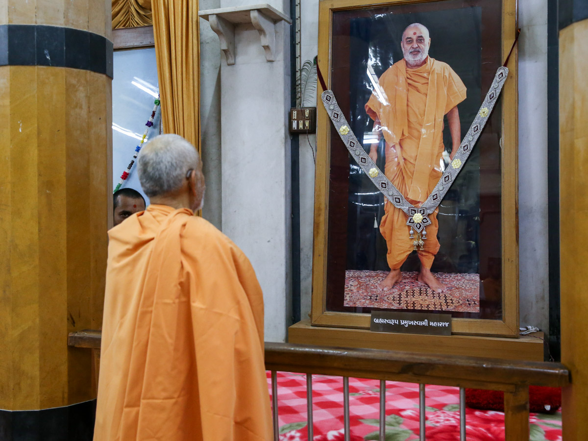 Swamishri engrossed in darshan of Brahmaswarup Pramukh Swami Maharaj in the Rang Mandap