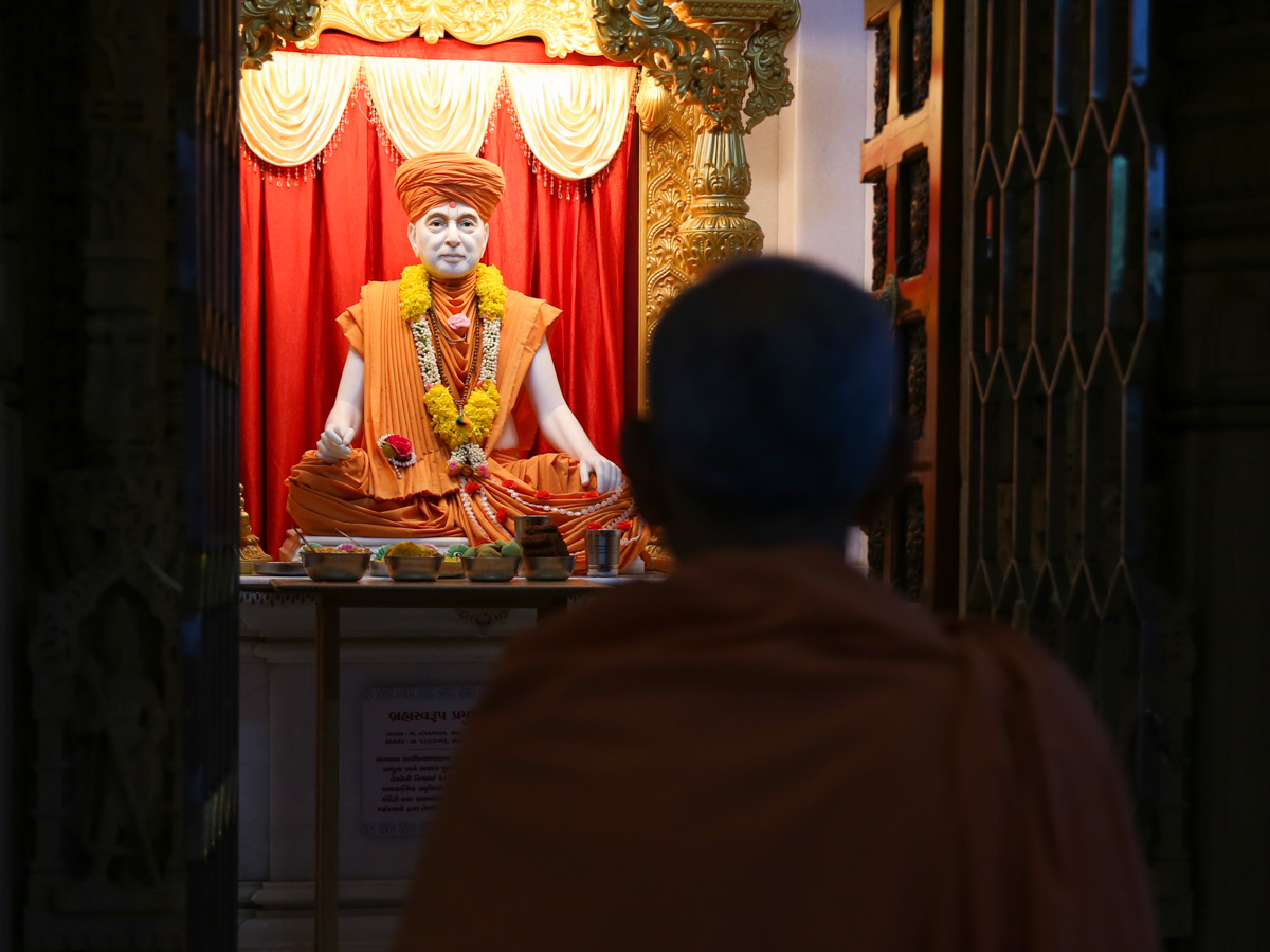 Swamishri engrossed in darshan of Brahmaswarup Pramukh Swami Maharaj 