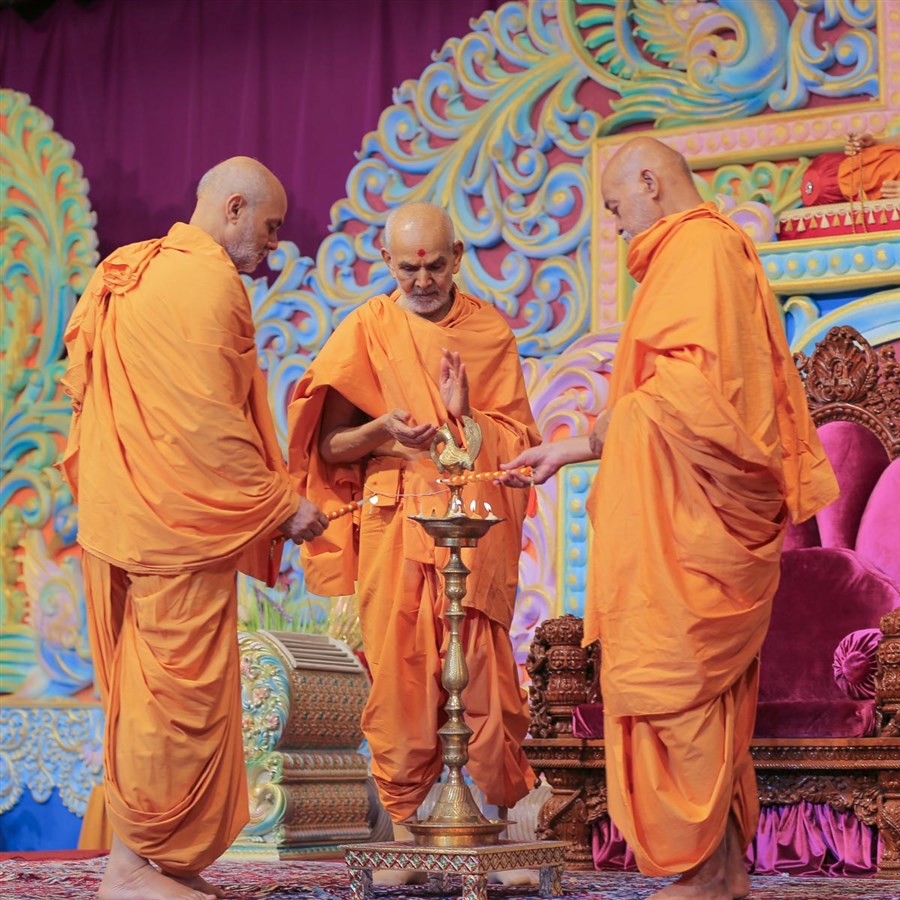 Pujya Viveksagar Swami and Bhagwatpriya Swami light the inaugural lamp