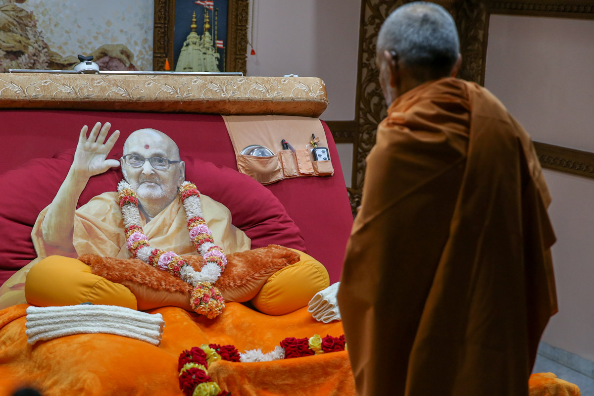 Param Pujya Mahant Swami Maharaj doing darshan of Brahmaswarup Pramukh Swami Maharaj's room