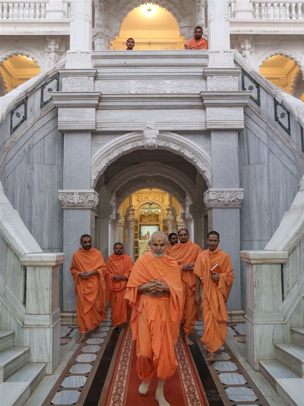 Swamishri after darshan of Thakorji
