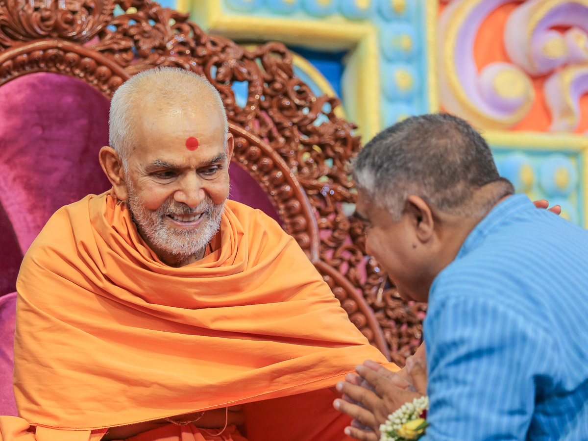 Swamishri blesses Prof. Gajendra Panda