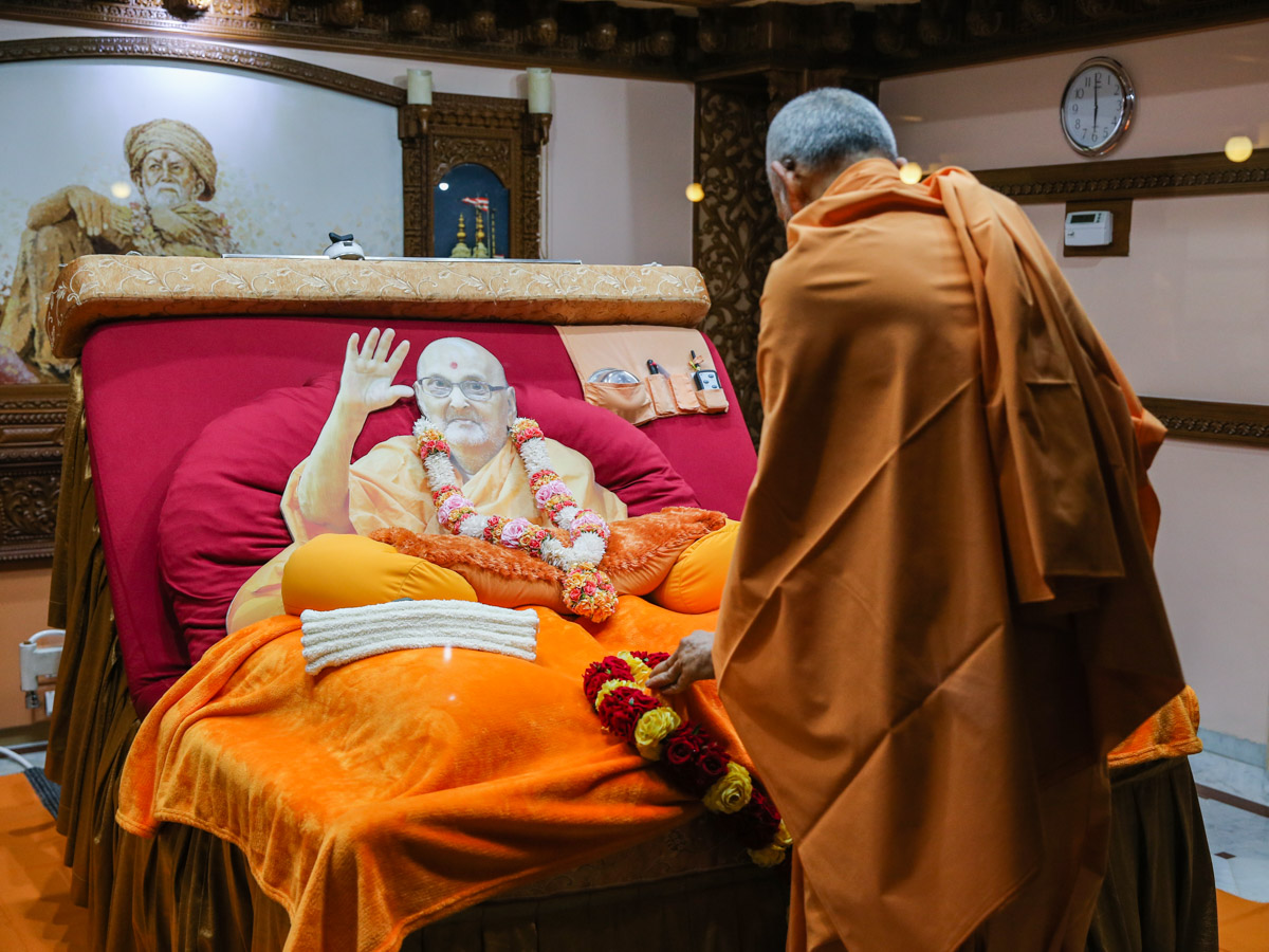 Param Pujya Mahant Swami Maharaj engrossed in darshan  in Brahmaswarup Pramukh Swami Maharaj's room