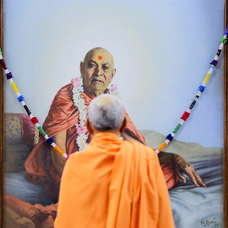 Swamishri engrossed in darshan of Brahmaswarup Shastriji Maharaj in the Rang Mandap