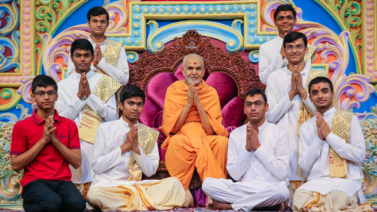 Students of BAPS Swaminarayan Sanskrit Mahavidyalaya with Swamishri
