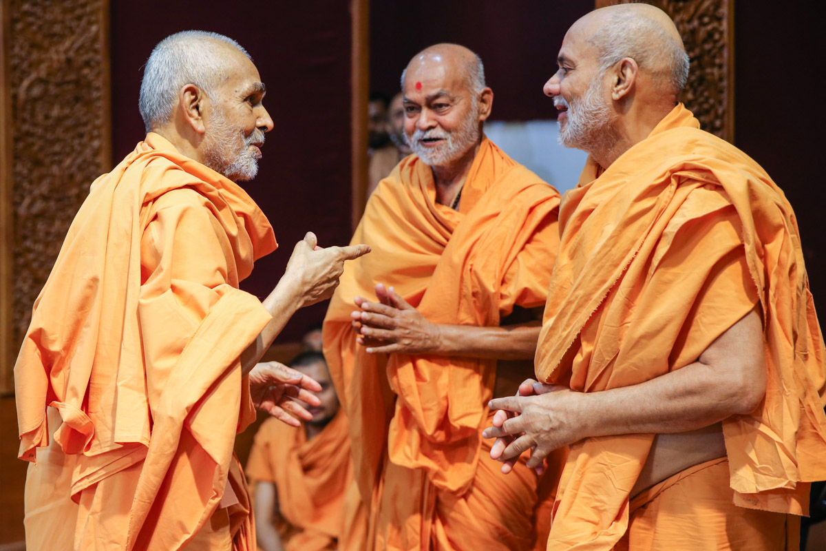 Swamishri converses with Pujya Viveksagar Swami and Bhagvatpriya Swami