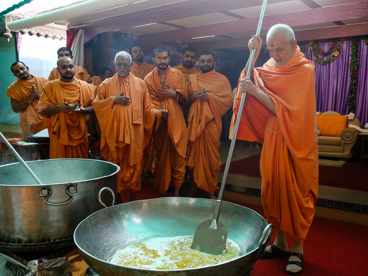 Swamishri prepares prasad