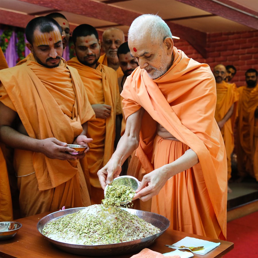 Swamishri prepares prasad