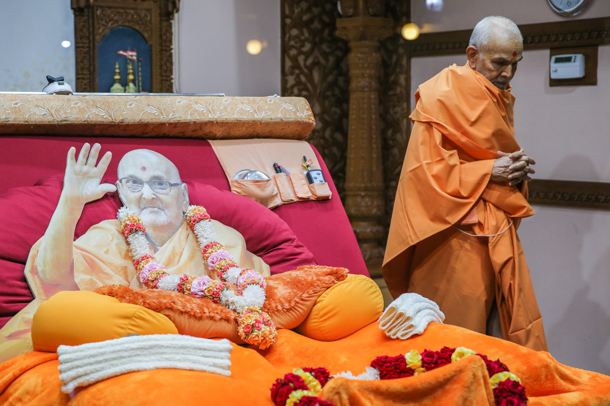 Param Pujya Mahant Swami Maharaj engrossed in darshan in Brahmaswarup Pramukh Swami Maharaj's room