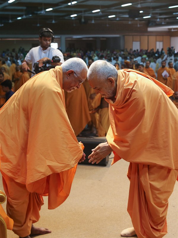 Swamishri greets Pujya Swayamprakash Swami (Doctor Swami)