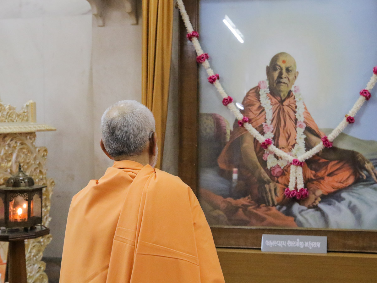 Swamishri engrossed in darshan in the Rang Mandap