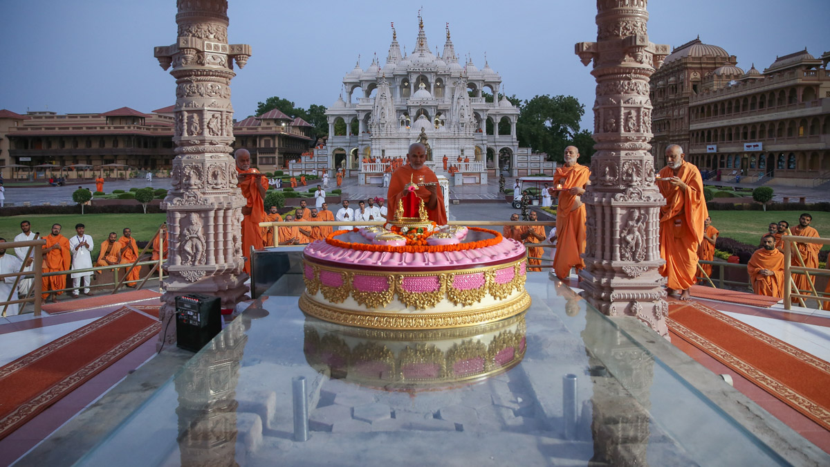 Swamishri and sadhus perform arti at Brahmaswarup Pramukh Swami Maharaj's samadhi