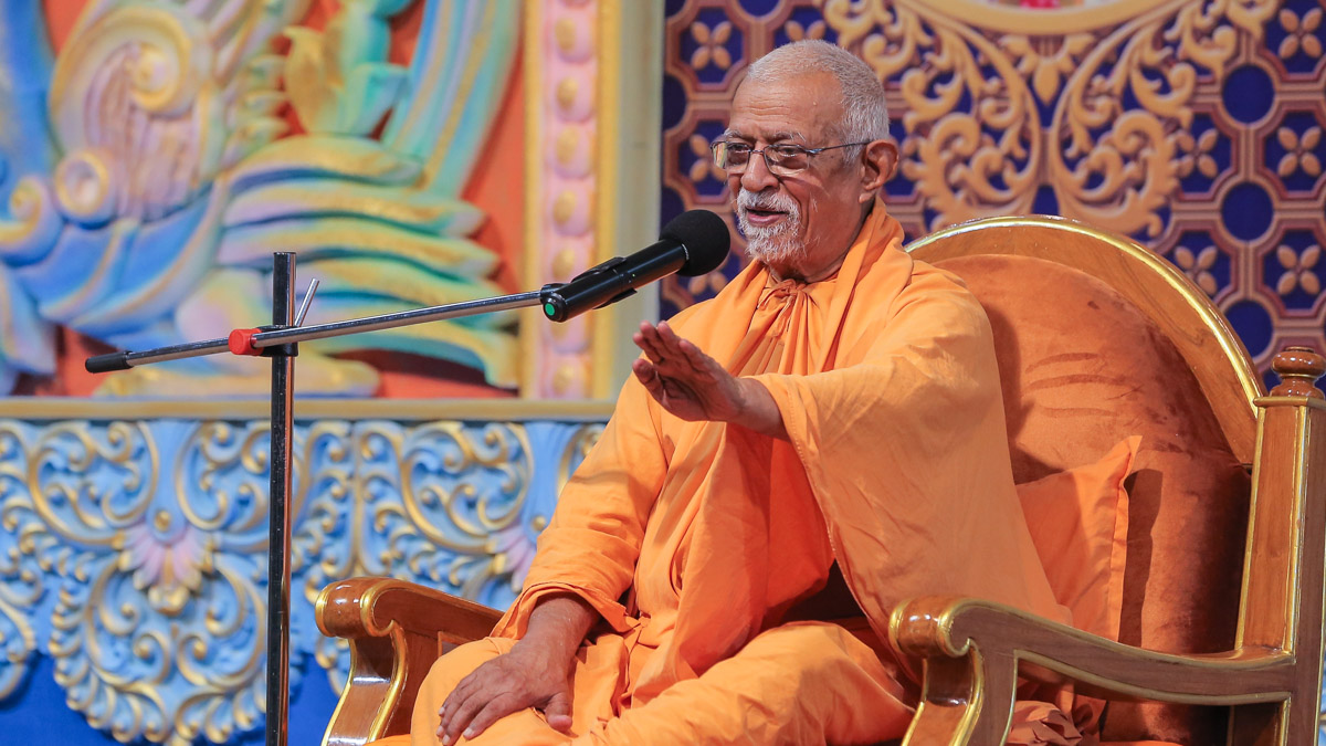 Pujya Swayamprakash Swami (Doctor Swami) delivers a discourse