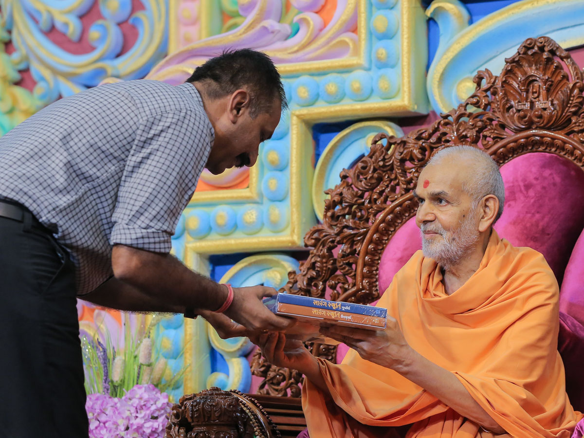Swamishri blesses Shri B.V. Limbasia