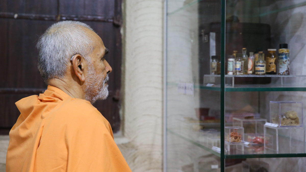 Swamishri engrossed in darshan in the room of Brahmaswarup Shastriji Maharaj