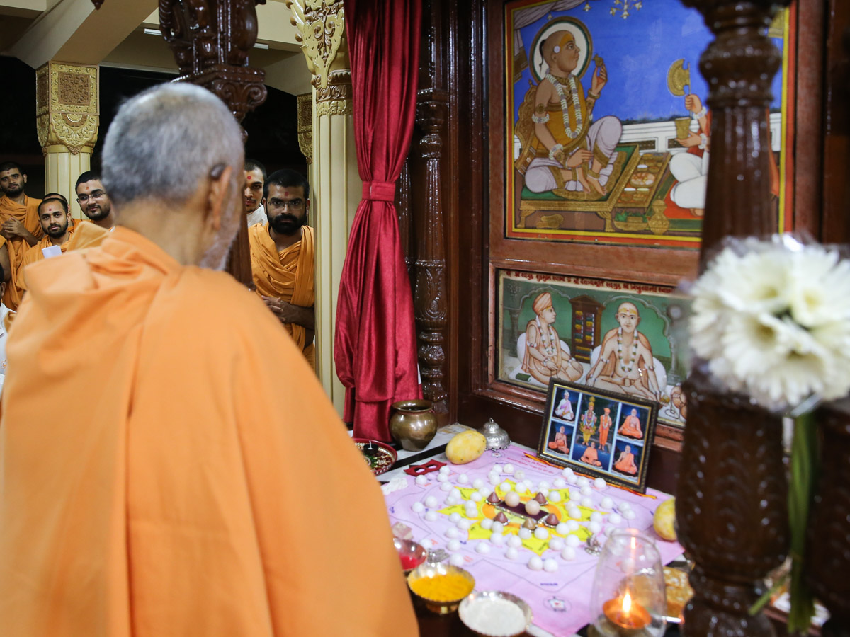 Swamishri engrossed in darshan of Thakorji in the sabha mandap