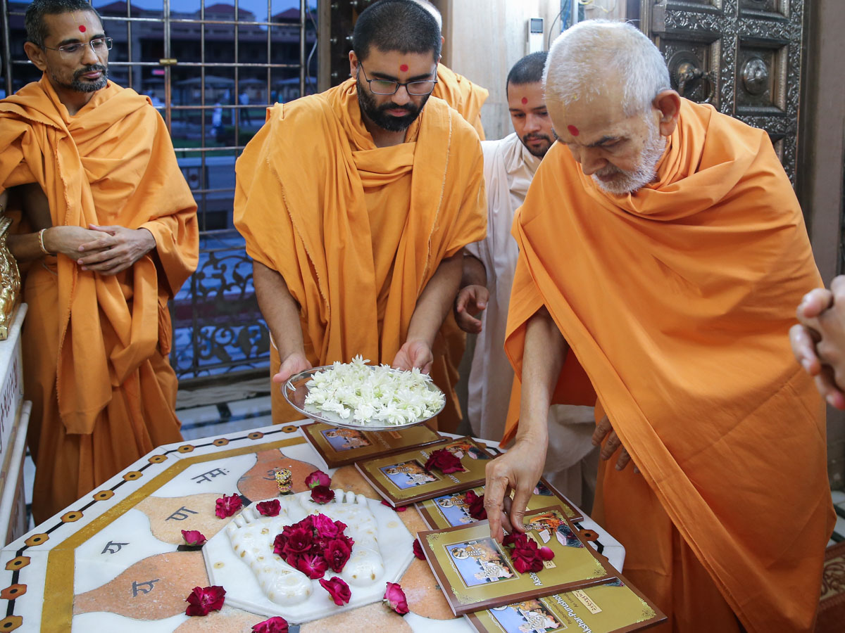 Swamishri sanctifies books at Shri Yagnapurush Smruti Mandir