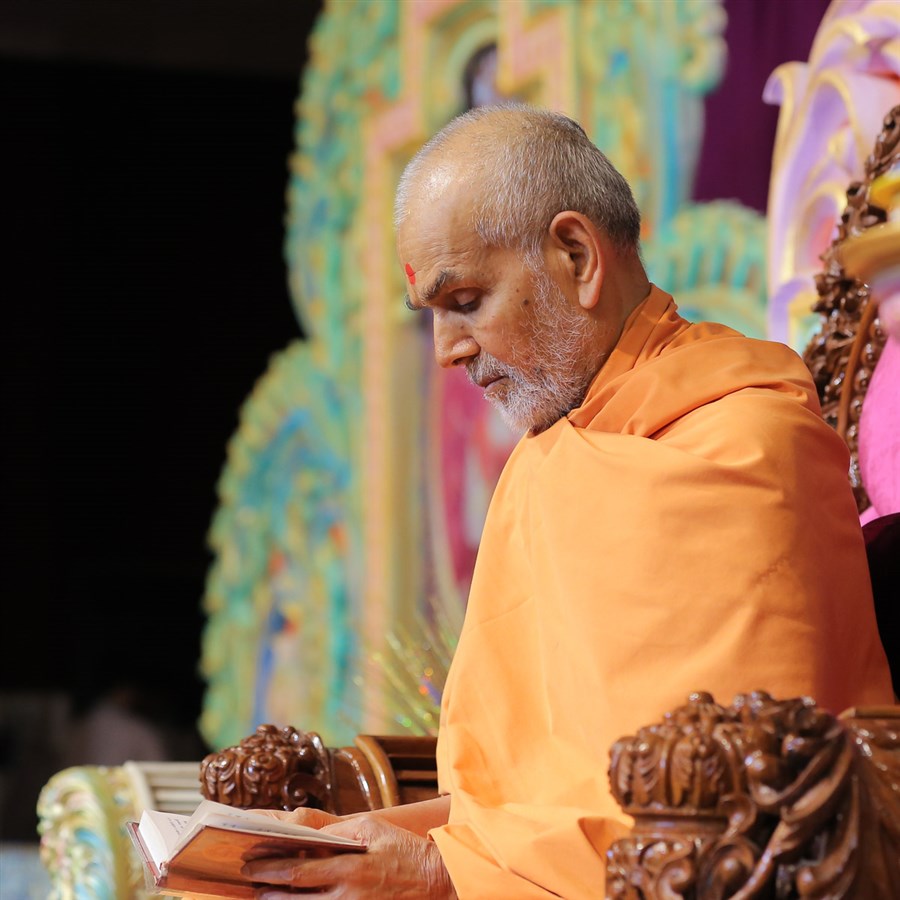Swamishri reads the Shikshapatri 