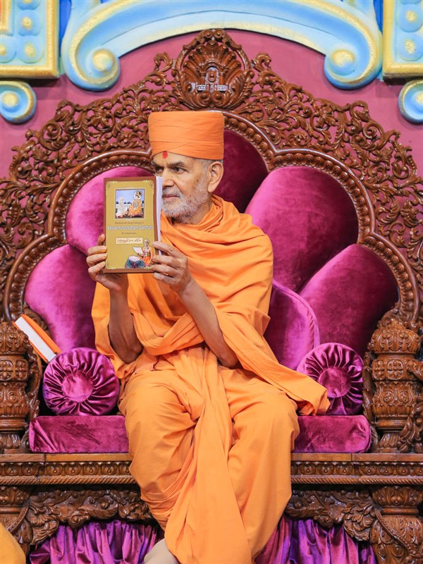 Swamishri inaugurates a new English print publication 'Akshar Purushottam Darshan - An Introduction'