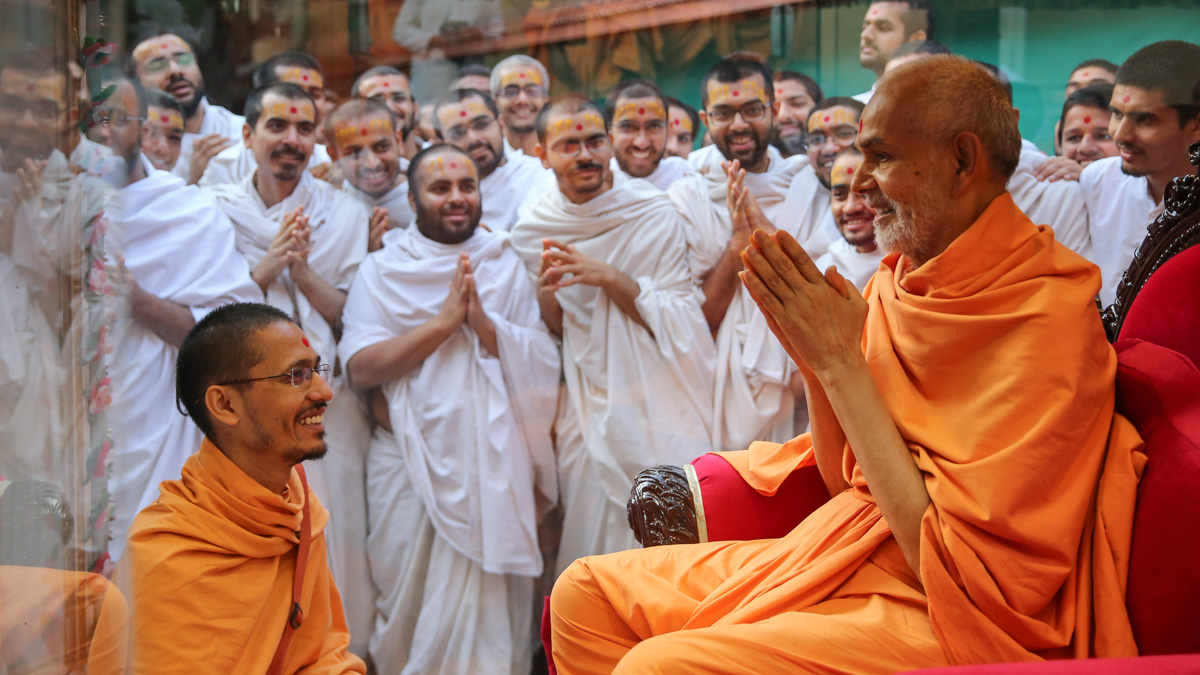 Swamishri greets parshads with 'Jai Swaminarayan'
