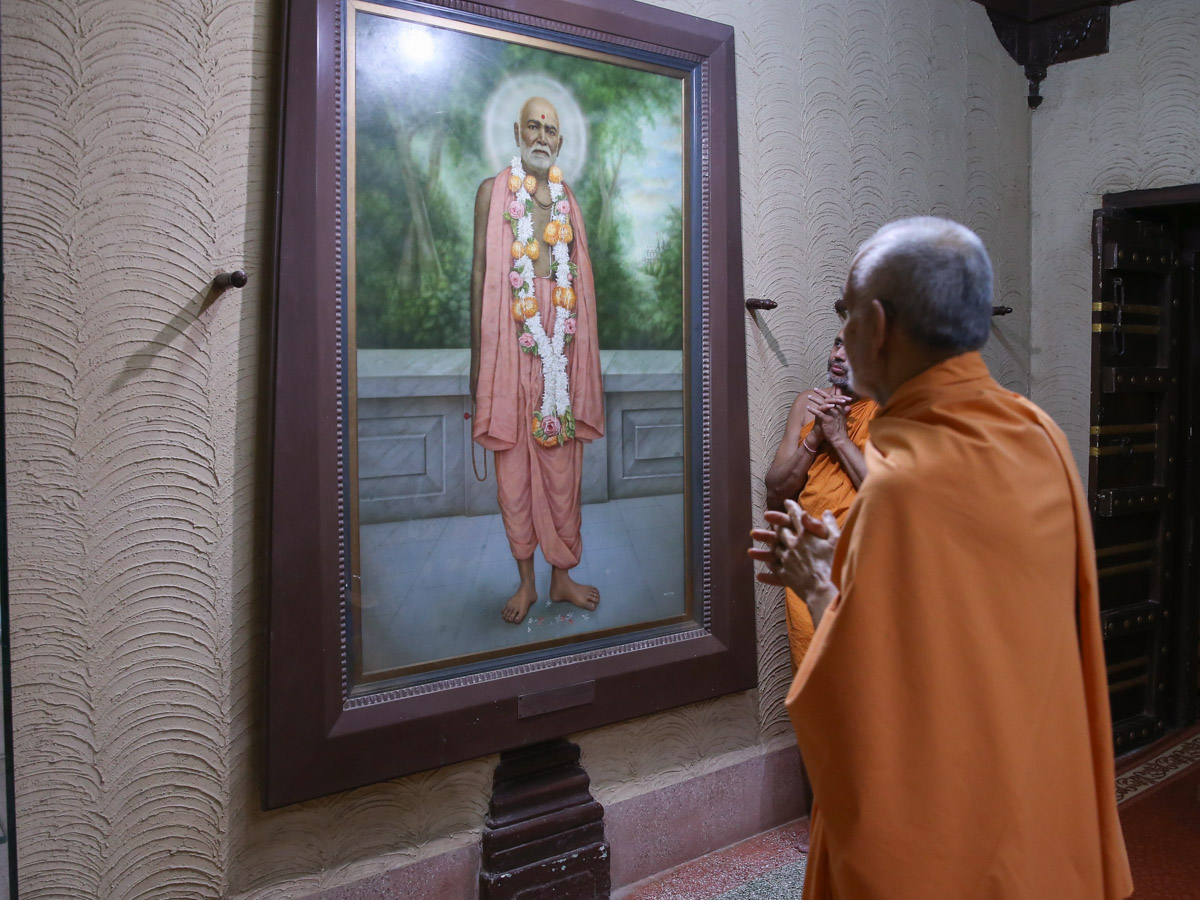 Swamishri engrossed in darshan of Brahmaswarup Shastriji  Maharaj
