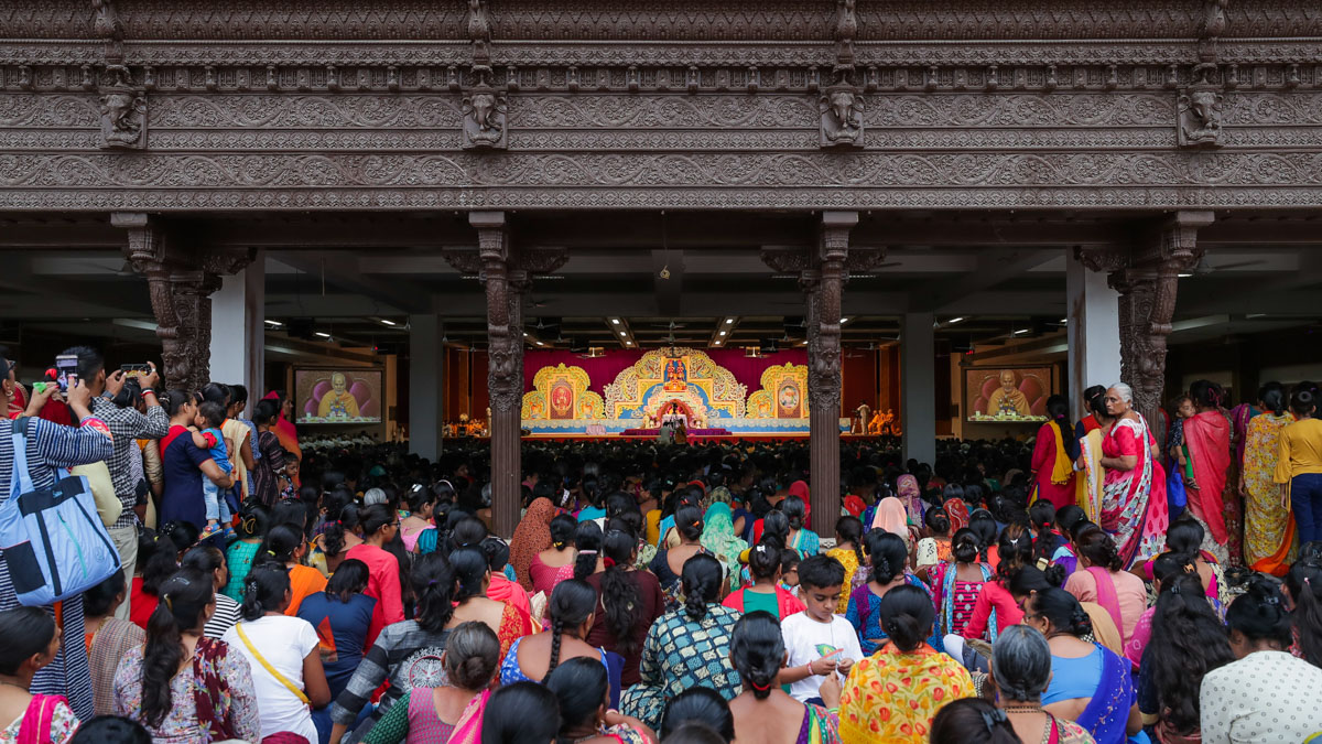 Devotees doing Swamishri's puja darshan