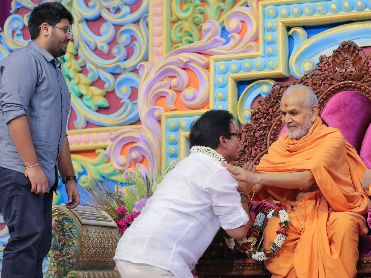 Swamishri blesses Shri Dilipbhai Joshi