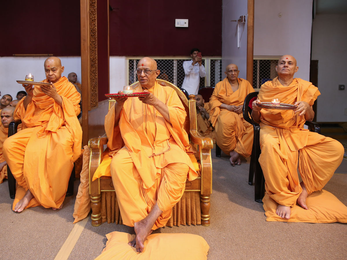 Pujya Bhagwatpriya Swami, Pujya Swayamprakash Swami (Doctor Swami) and Pujya Viveksagar Swami perform arti