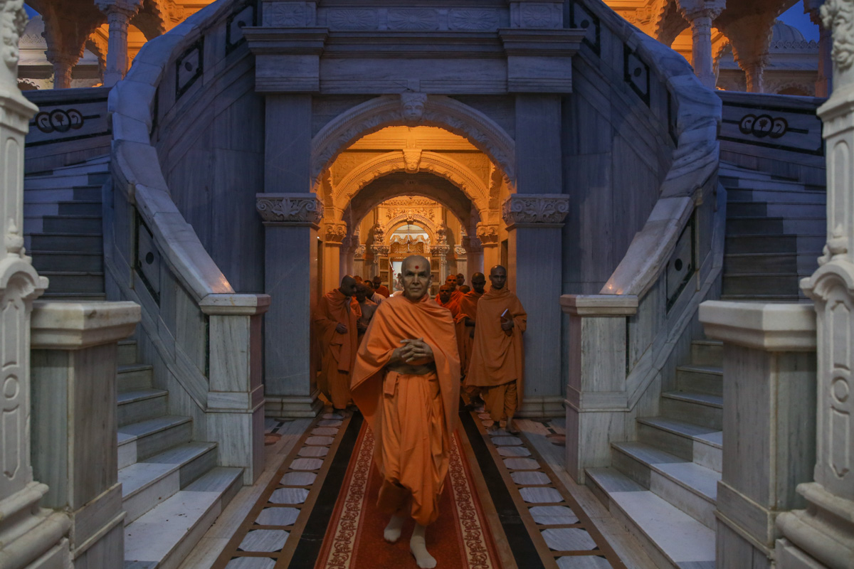 Swamishri after darshan in the Rang Mandap