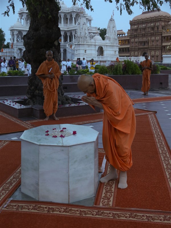 Swamishri engrossed in darshan of holy charanarvind of Bhagwan Swaminarayan